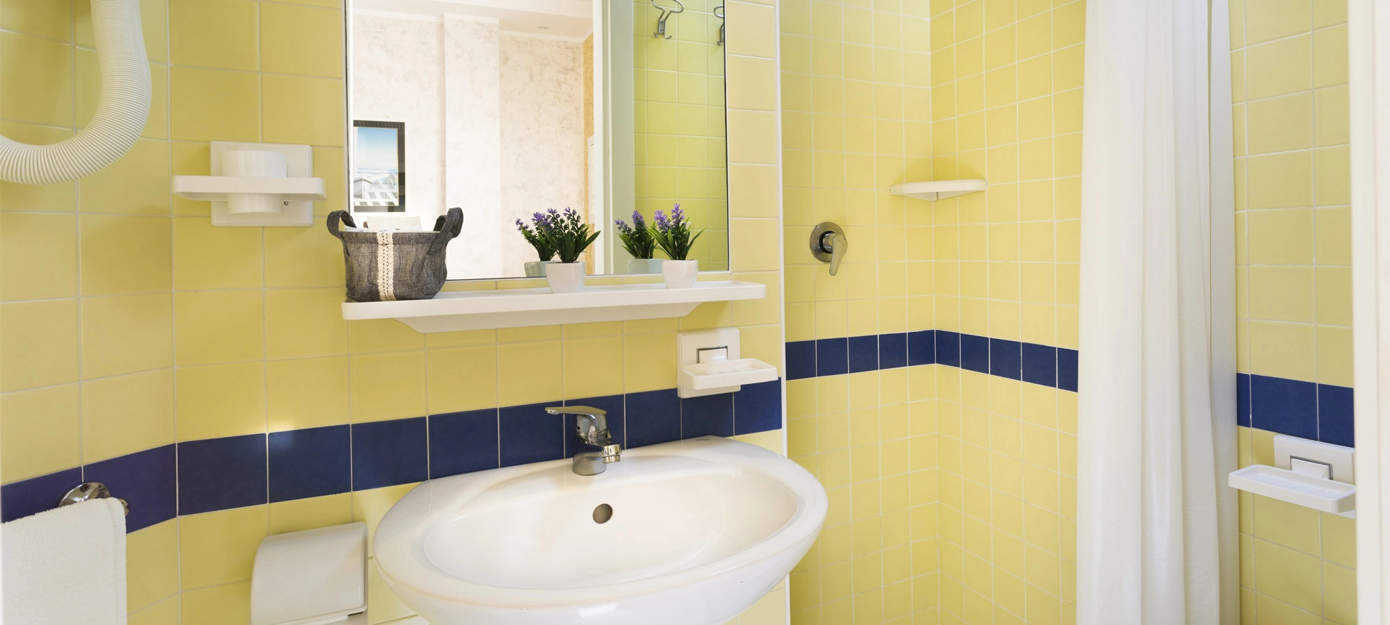 media.Slide-Camera-Singola-con-finestra-02-Hotel-York-Riccione