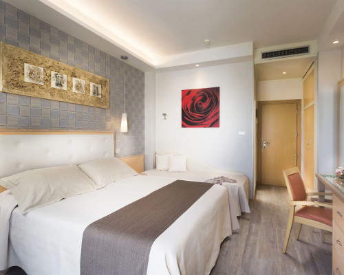 media.Slide-Camera-Tripla-01-Hotel-York-Riccione