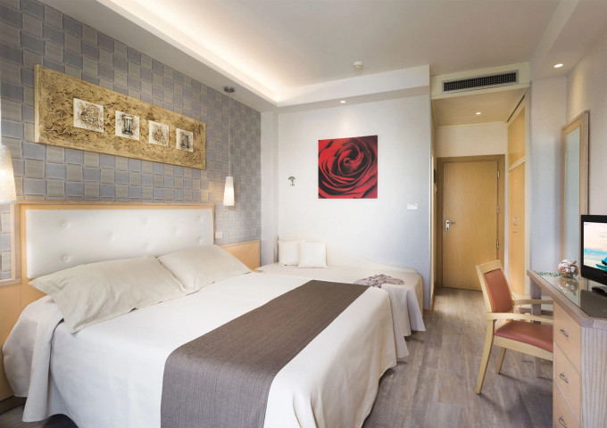 media.Slide-Camera-Tripla-01-Hotel-York-Riccione