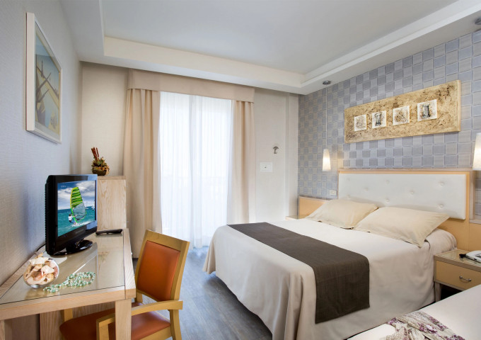 media.Slide-Camera-Tripla-02-Hotel-York-Riccione