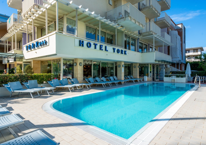 media.HotelYork_pool_2000x1330_1mb_2