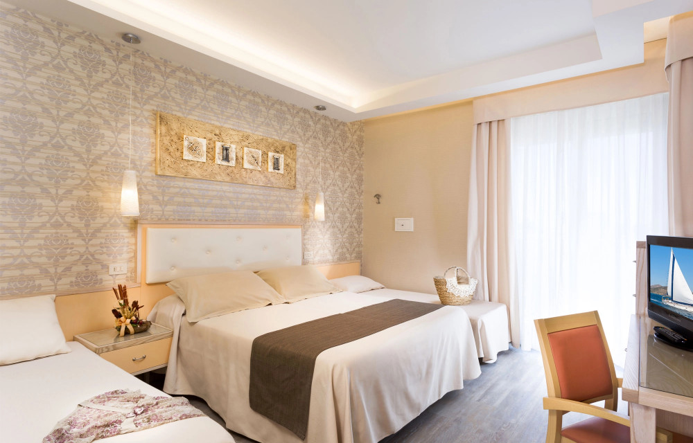 media.Slide-Camera-Quadrupla-01-Hotel-York-Riccione