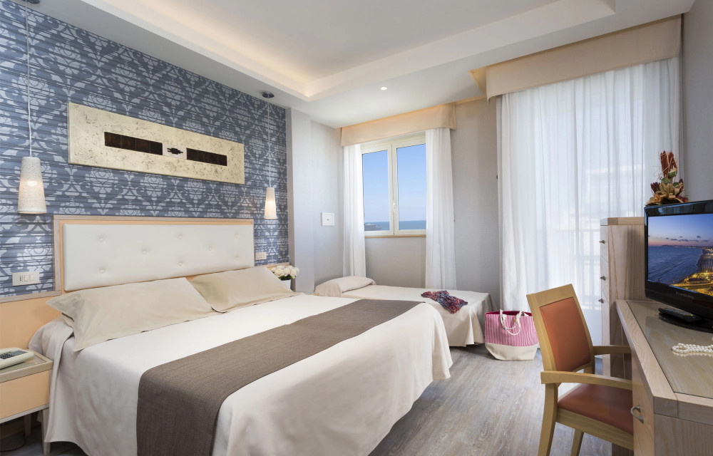 media.Slide-Camera-Tripla-03-Hotel-York-Riccione