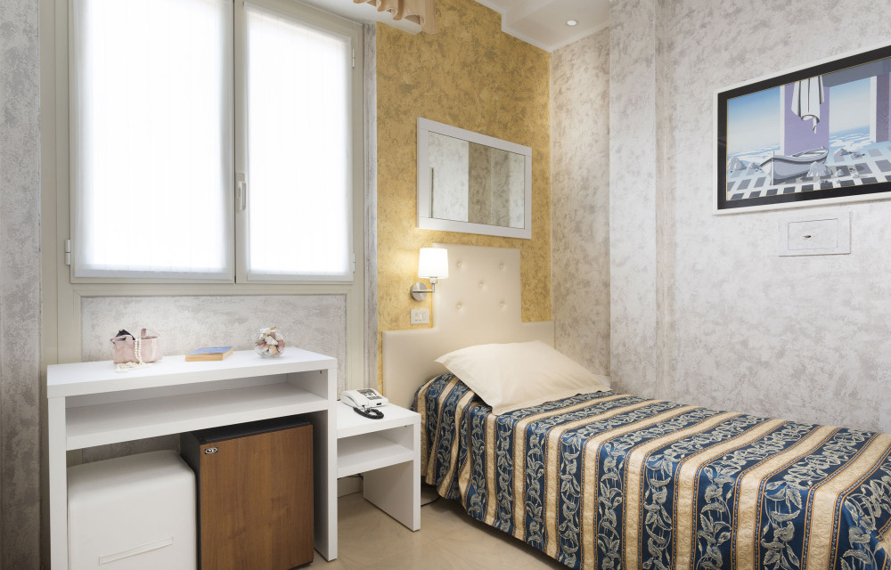 media.Slide-Camera-Singola-con-finestra-01-Hotel-York-Riccione